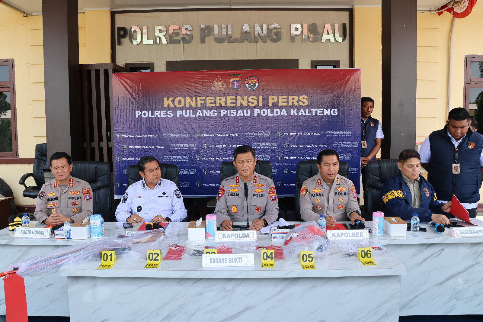 Konferensi Pers Kapolda Kalteng Ungkap 2 Pelaku Karhutla di Pulang Pisau, Bakar 12 Titik Lahan dan Ancam Saksi dengan Senapan Angin