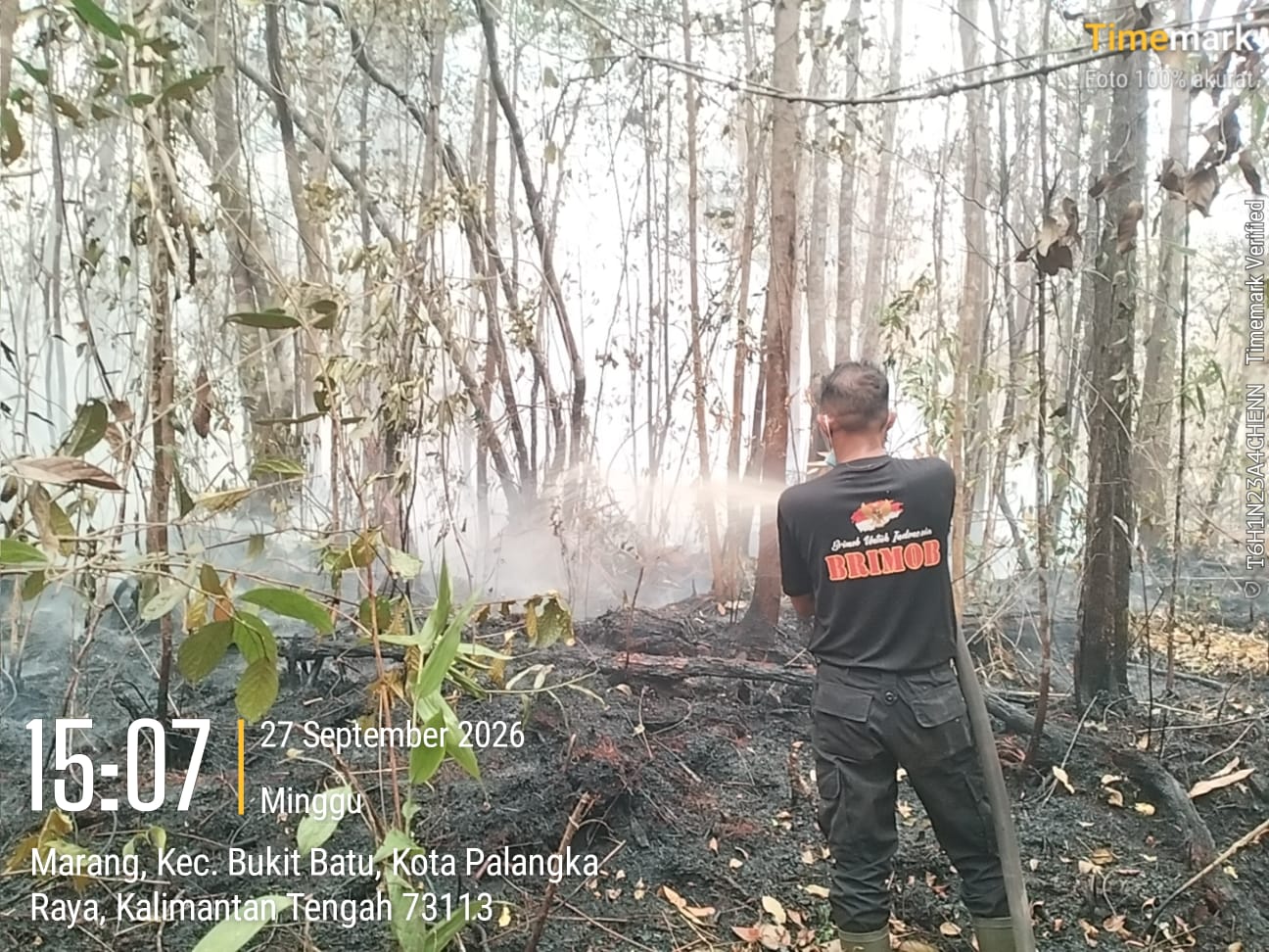 Brimob Kalteng Terus Lakukan Pembasahan Lahan Karhutla di Palangka Raya