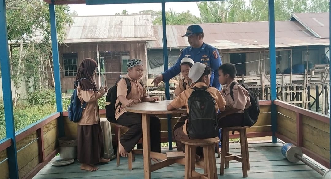 Ditpolairud Menyediakan Buku Bacaan Untuk Siswa – Siswi Di Desa Tanjung Peraawan