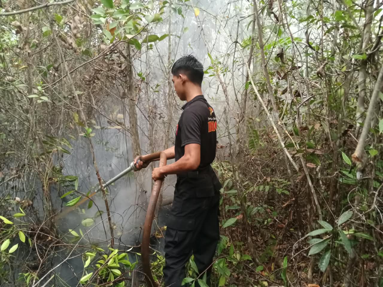 Satbrimob Polda Kalteng Terus Lakukan Pemadaman dan Pembasahan Karhutla di Kotawaringin Timur