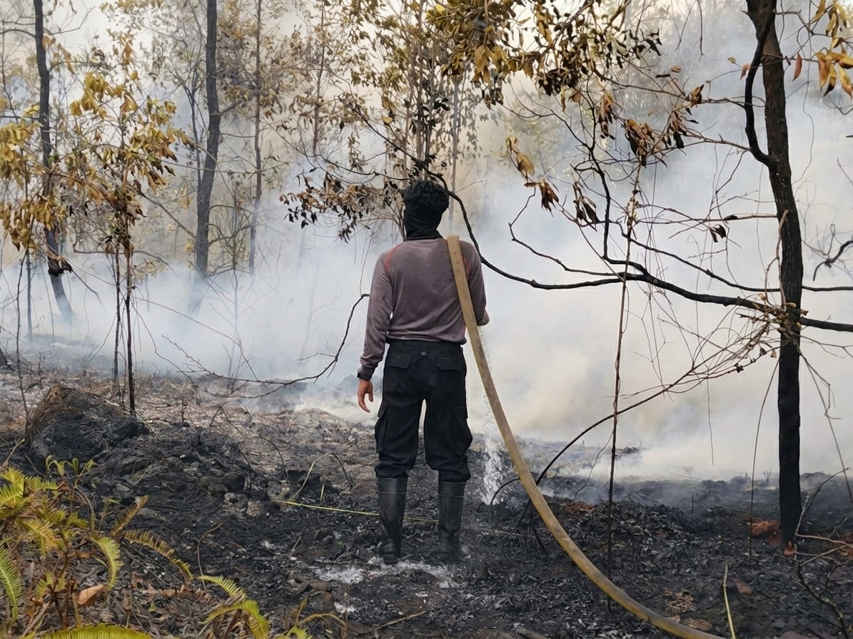 Satbrimob Polda Kalteng Terus Lakukan Pemadaman Karhutla di Banturung