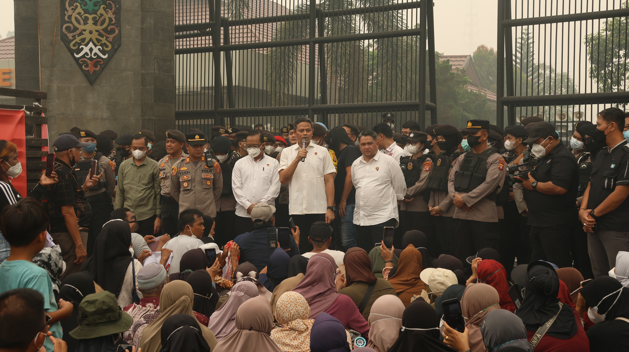 Dengan Humanis, Polda Kalteng Layani Masyarakat Sampaikan Aspirasi di Depan Mapolda